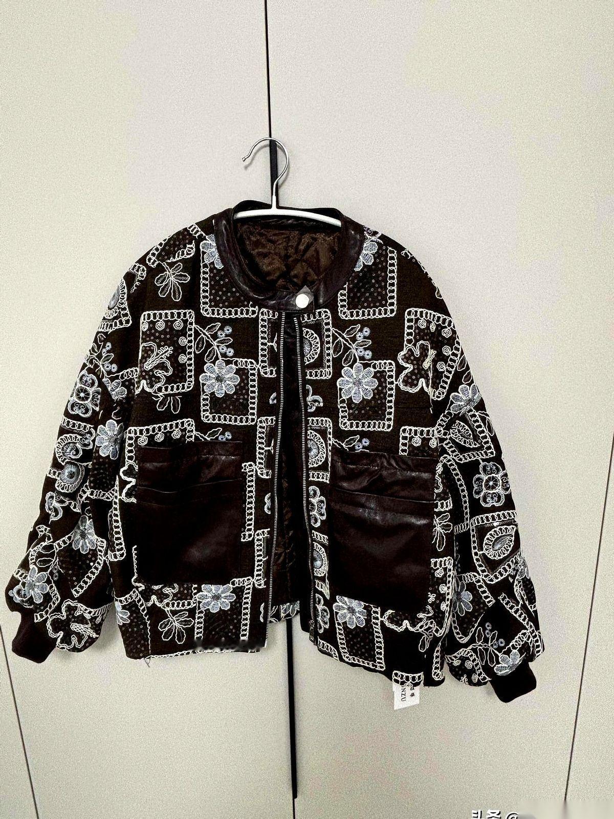 我儿子前几天突然跟我说：“妈，我从小就觉得，几个姨里，老姨肯定最有钱。”
我问他