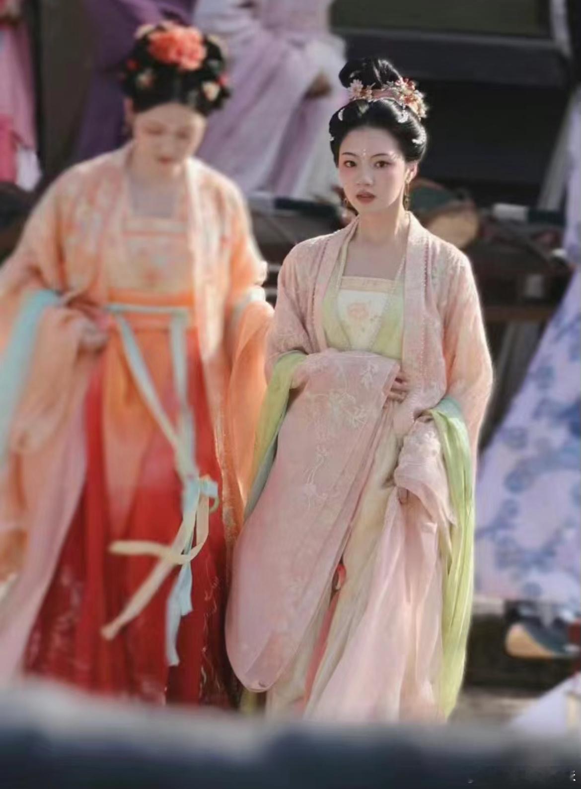 锦绣安宁剧里的各种衣服发型比主演还吸引人，衣服配色都让眼睛好舒服。 ​​​
