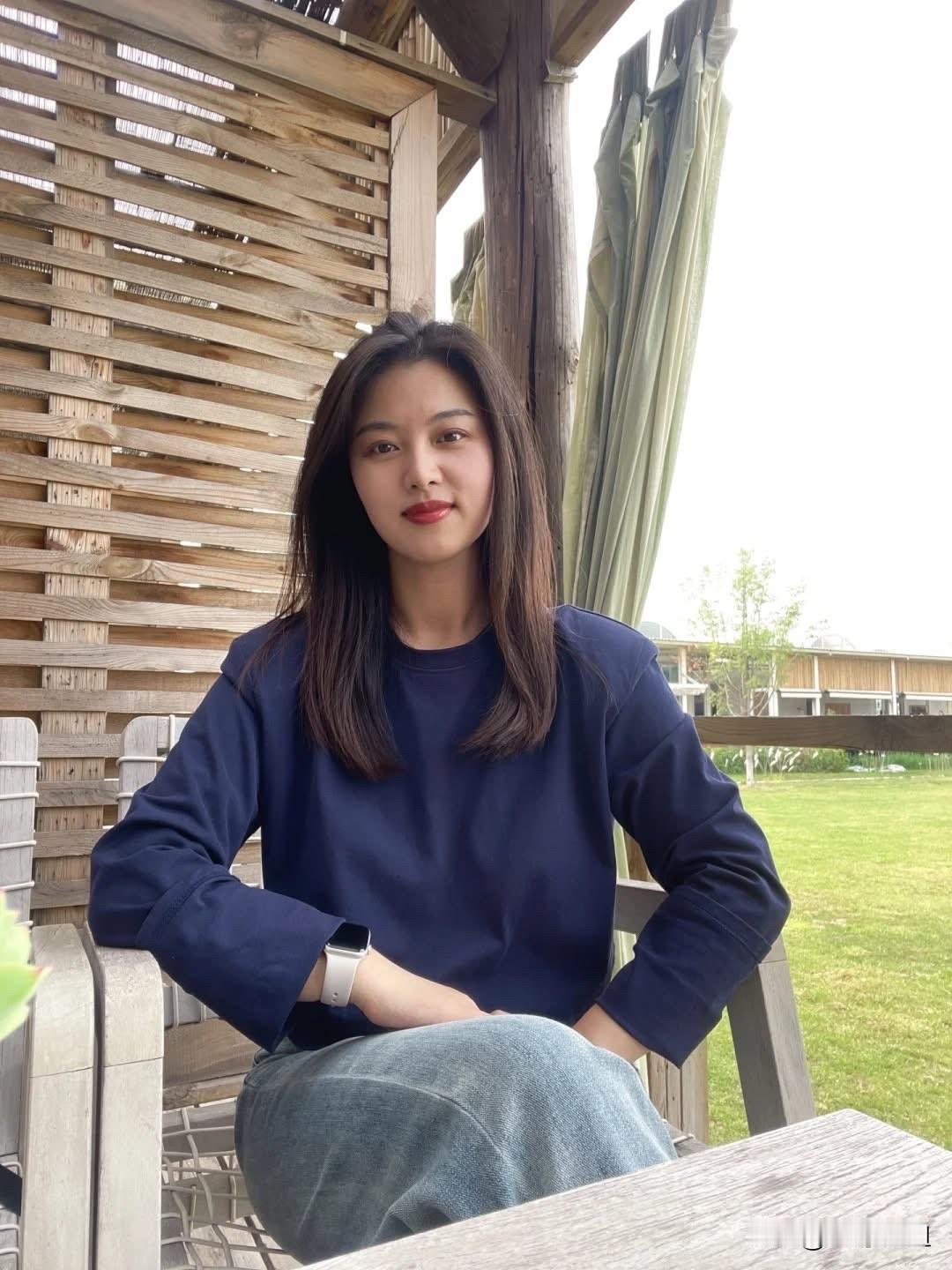 悠闲午后，静坐木椅，享受阳光与微风。什么样的穿搭可以成为气质女神?