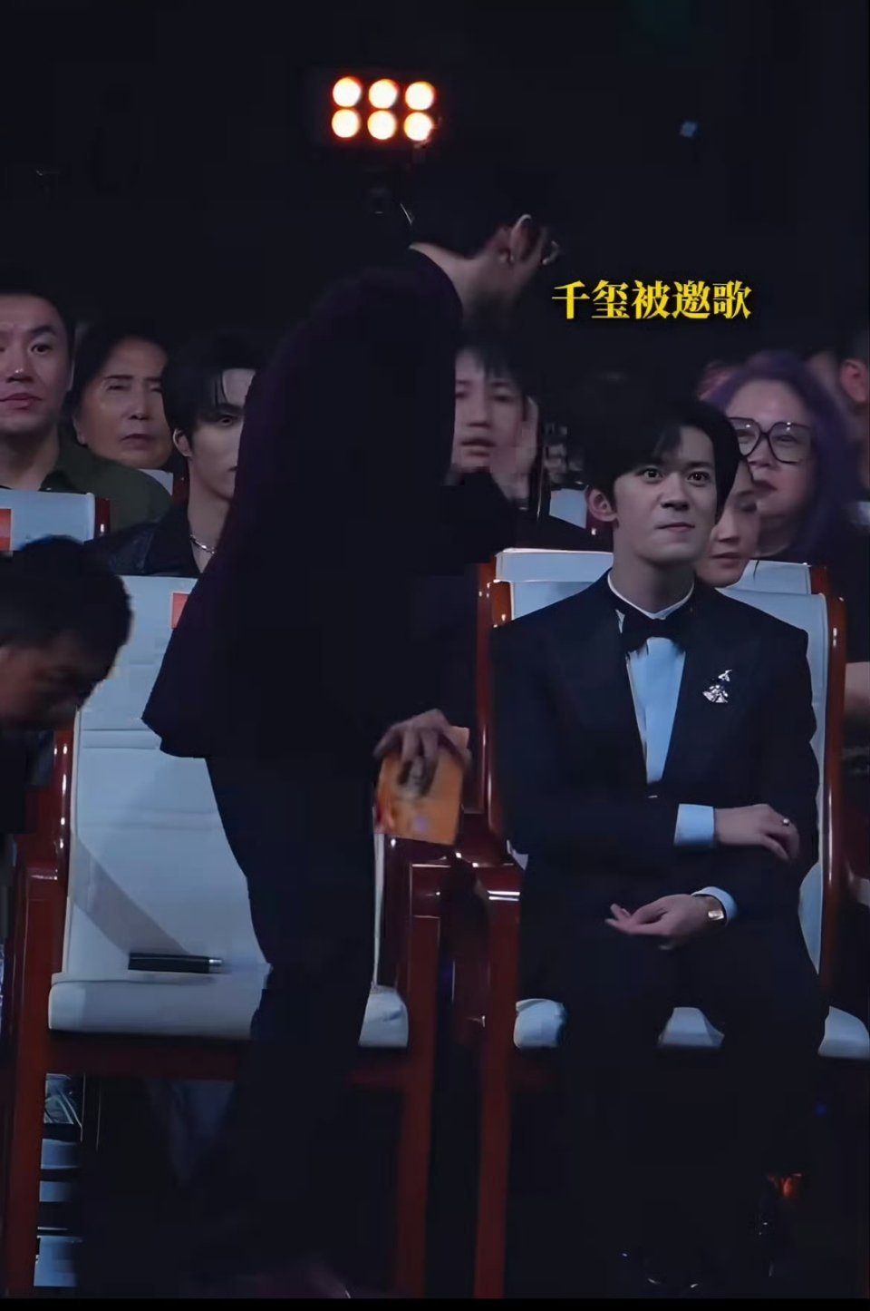 易烊千玺婉拒黄晓明唱歌邀请看到晓明哥递话筒那刻我心都提到嗓子眼了！千玺礼貌摆手婉