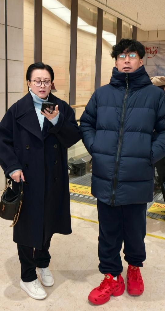 《贫嘴张大民的幸福生活》张大雨扮演者与家人出游，老公田征穿搭时髦罕见亮相！
说起