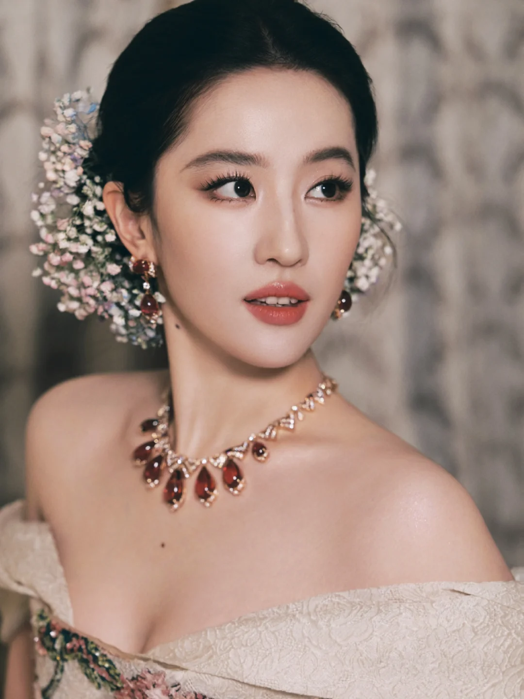 刘亦菲VOGUE盛典出图，美得太过耀眼了