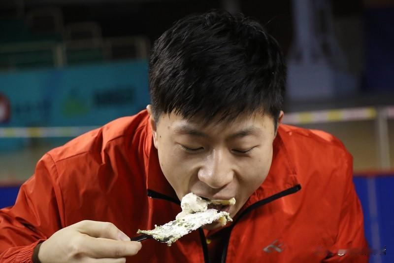 国乒全员喜剧人实锤✨ 赛场大杀四方，场下互怼拆台不停。马龙淡定控场，莎莎奶凶可爱