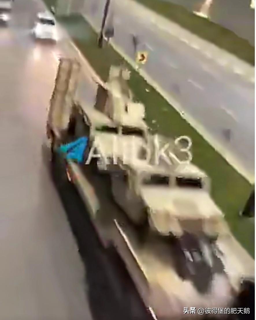 昨夜的伊拉克库尔德斯坦，一支美军装甲车队正向伊朗边境推进，这标志着该地区局势的重