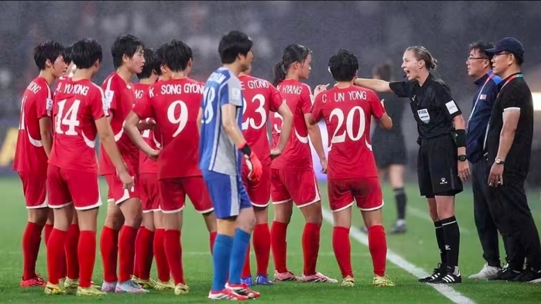 朝鲜女足主帅谈争议判罚：再遇相似情况将尊重裁判，服从判罚2026年澳大利亚女足亚