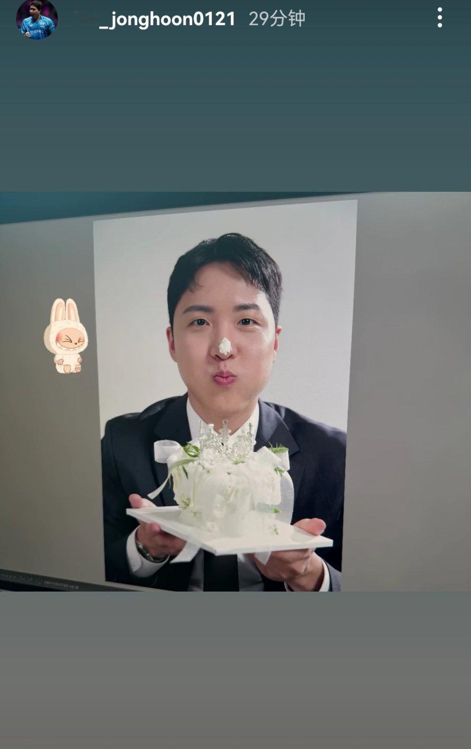 他韩的女赞助商拍婚纱照也送了礼品嗷到处都是这个娃 ​​​