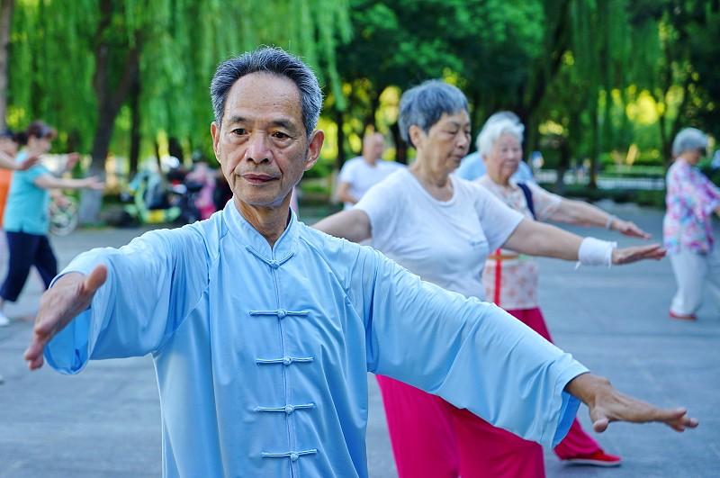 人真正老了什么最重要，真不是银行卡里的七位数存款，也不是子女天天围在身边尽孝。