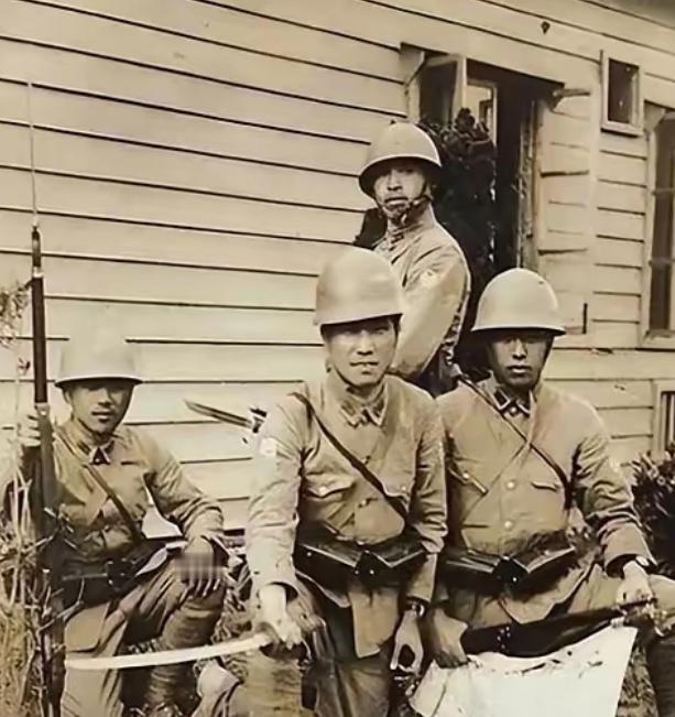 1943 年，一铜匠被鬼子抓去搬弹药。鸡贼的铜匠每次趁鬼子不注意，扛着弹药箱偷摸