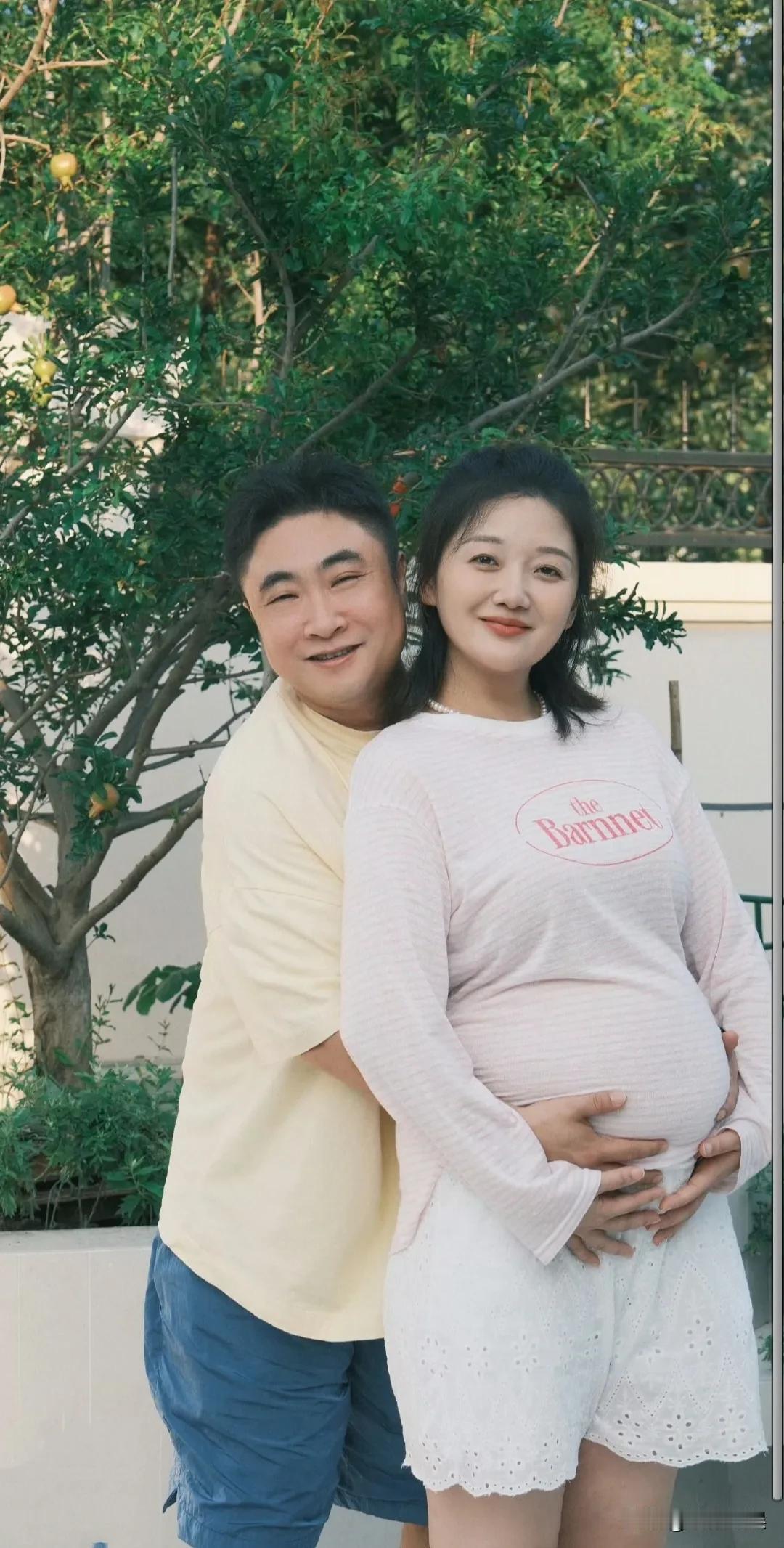 乔杉这是在坚决响应国家号召，
能生，多生！
8月23日，乔杉官宣老婆莫丹怀上三胎