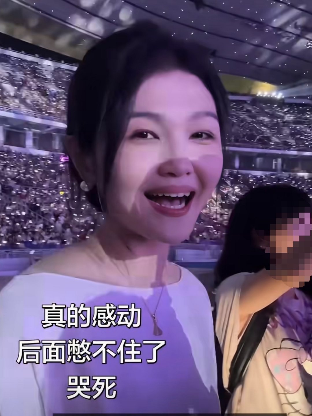 女孩回应撞脸大S 一女孩在F4演唱会现场因外形酷似大S引发热议。对此，女孩表示，