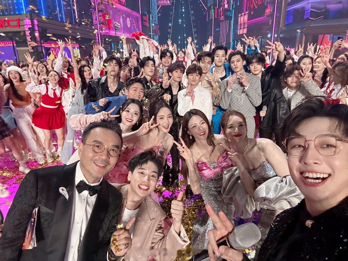 靳梦佳这8年我知道你是怎么过的八年，足以让一粒种子长成大树。靳梦佳在湖南卫视跨年