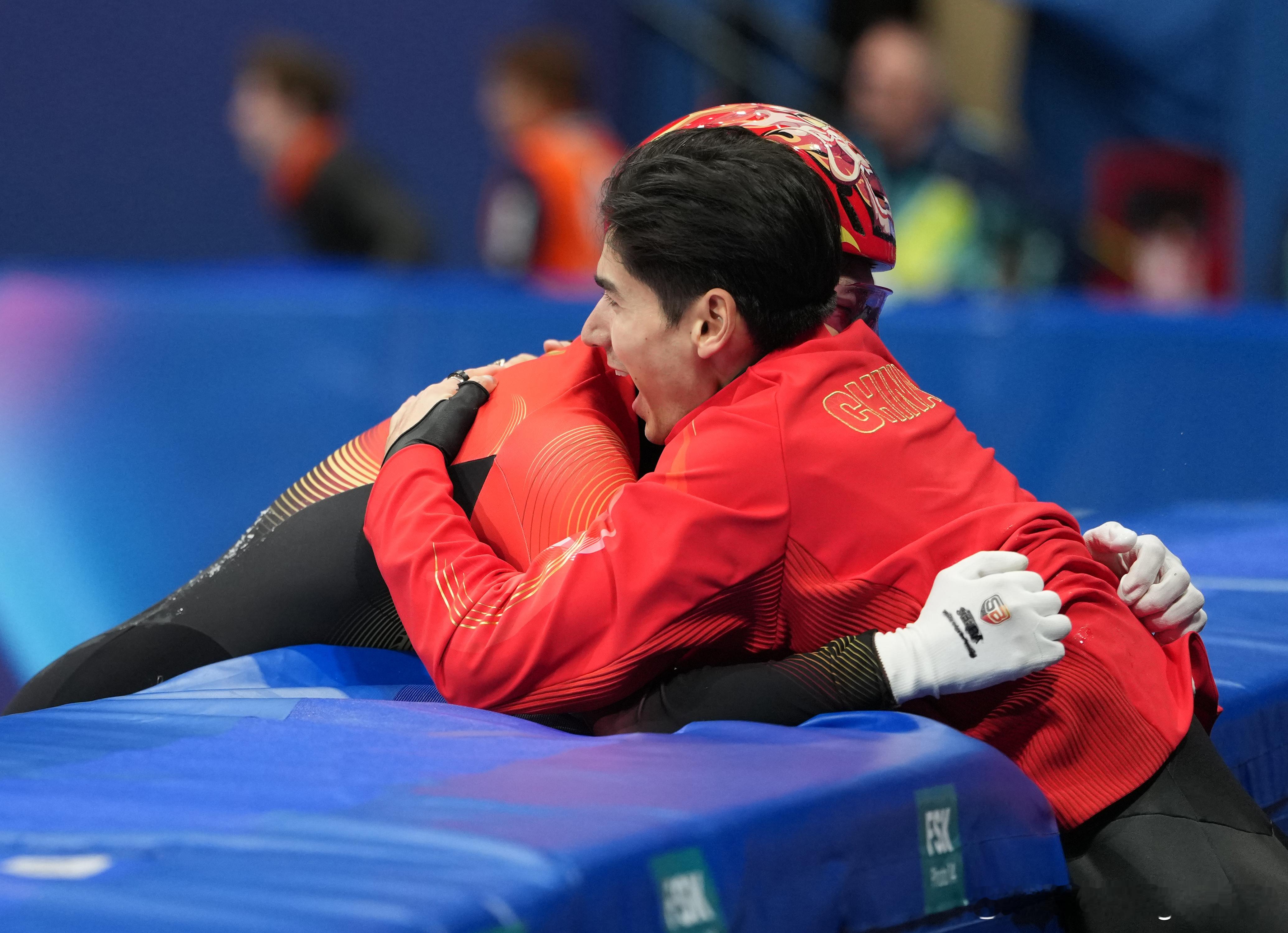 孙龙银牌 孙龙与刘少昂拥抱🫂 