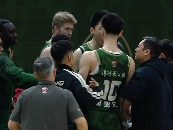 郭昊文赵柏清因发球失误互骂，都没必要分谁对谁错， 王世龙都换下冷处理最好，球迷球