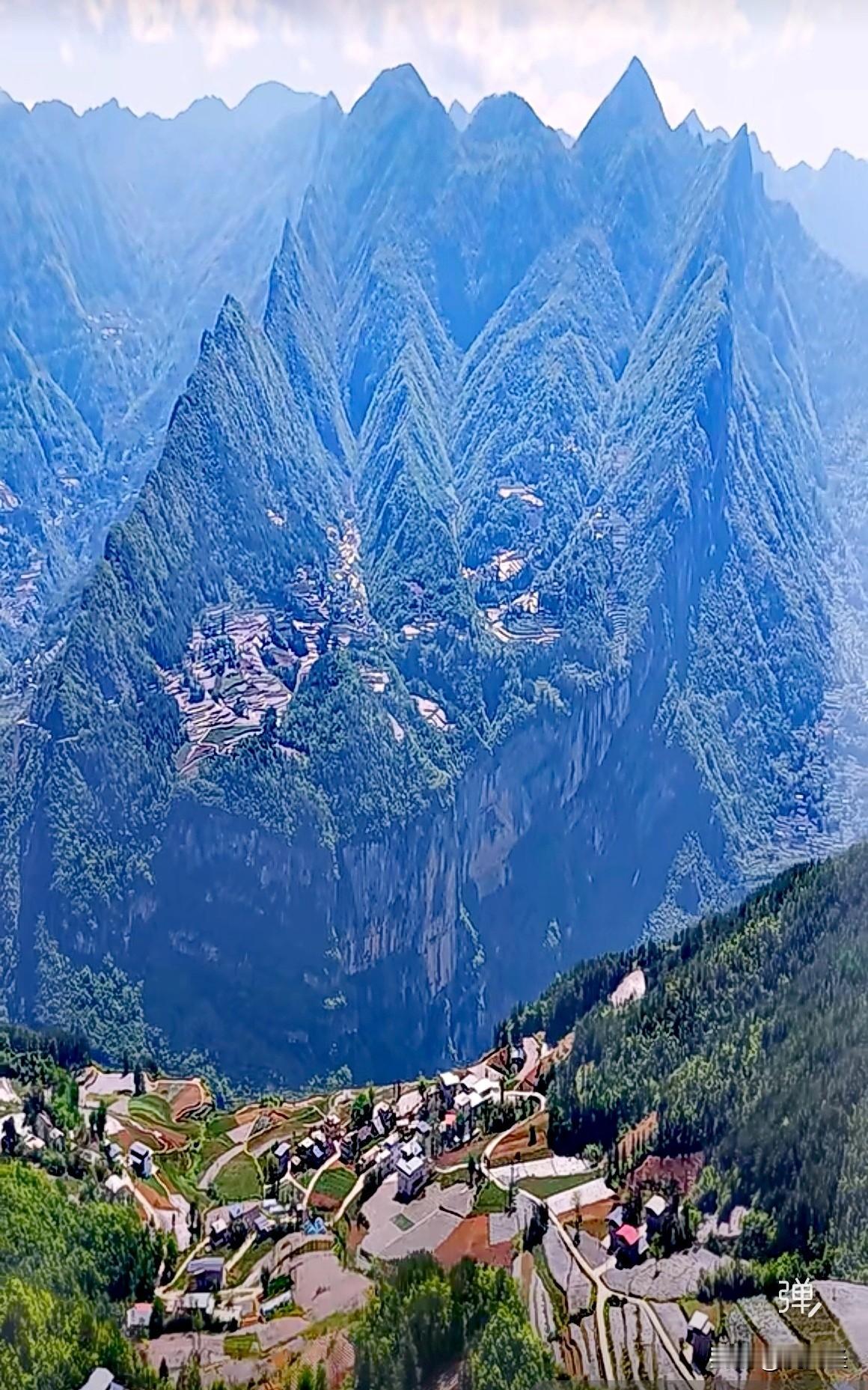 上周跟着户外队钻浙西山区，误打误撞撞见个嵌在悬崖半腰的村子，随手拍的那张图现在还