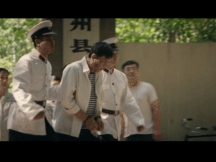 主角舅舅造土炮炸死人刚觉得日子有盼头了，编剧反手就是一闷棍。这哪是电视剧，这是把