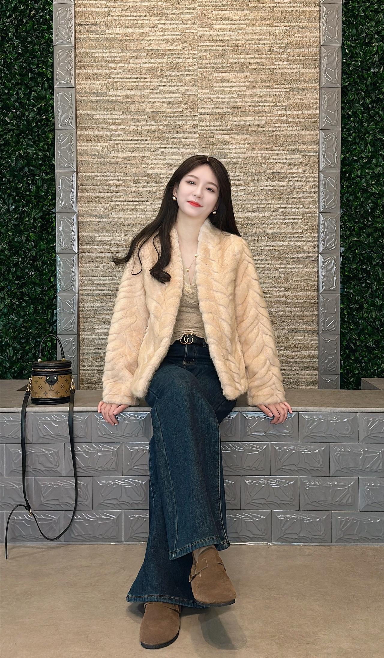 中年少女的后半场拼的是气血和精神气血不足的年纪连情绪都要省着用毛毛外套 过年穿搭