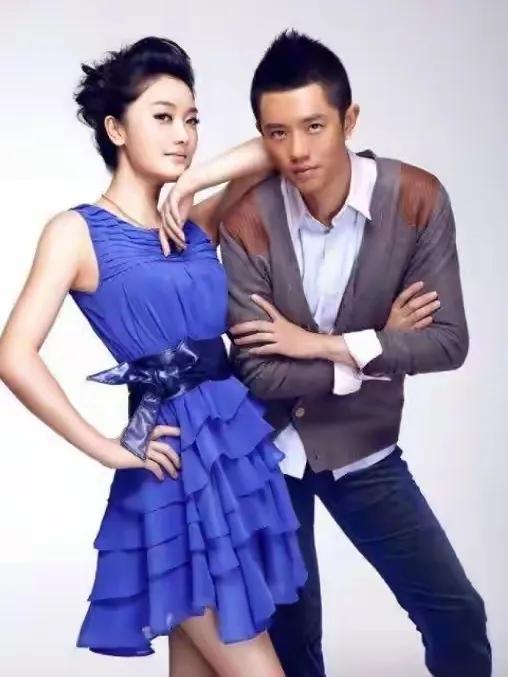 玲花说：我和曾毅两个人在一起表演，跟一个人差不多。连韩红都说，曾毅是全中国挣钱最