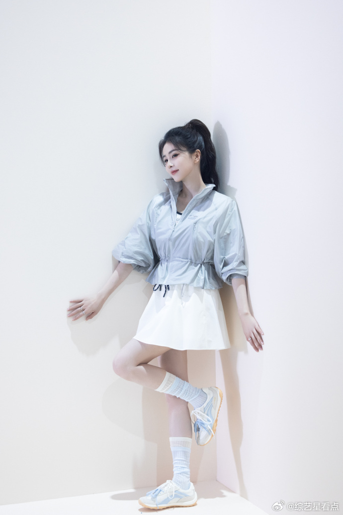 白鹿高马尾完全女高  白鹿高马尾完全女高，春天到了，就应该轻装上阵！非常的清爽，