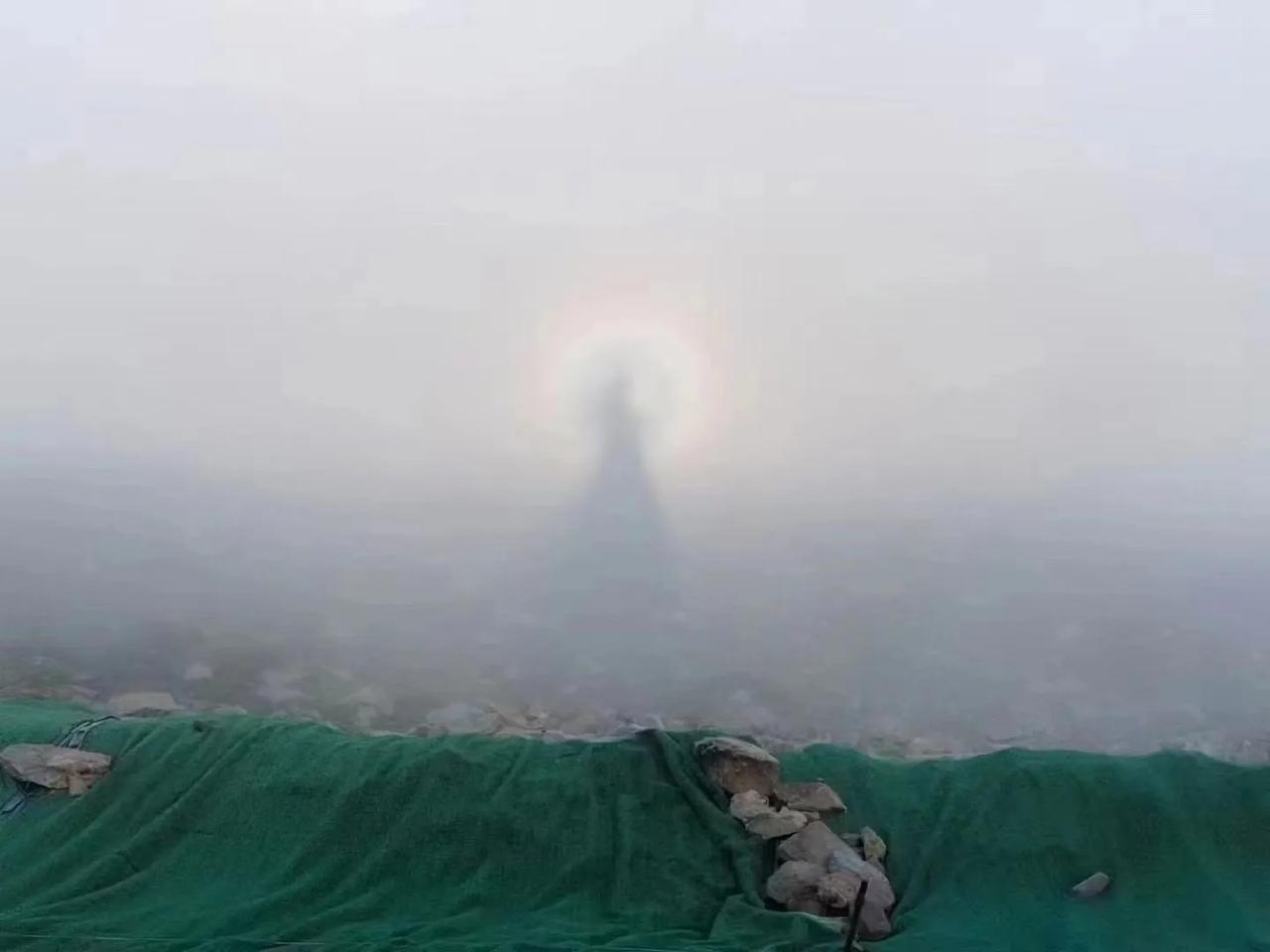今早，五台山台顶澡浴池，再现佛光。🙏🙏🙏