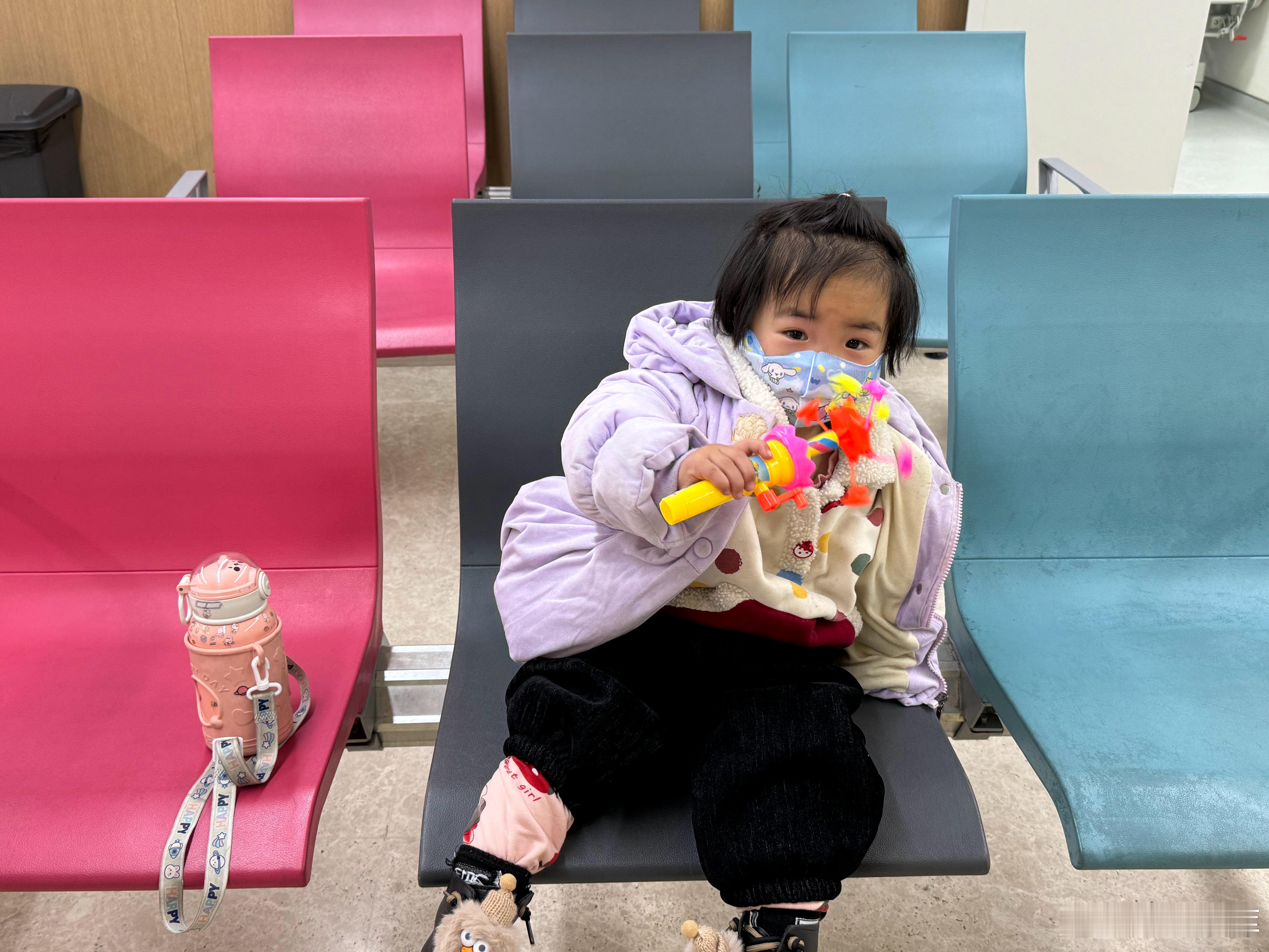 刚把我接到送回家又赶着带她姑娘去医院小朋友咳嗽第三天 支气管炎 咳嗽很厉害这已经