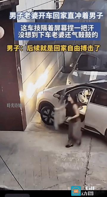 太惊险了！真替男子捏了一把冷汗！

男子站在门口喝水，女子开车直接朝男子撞过来，