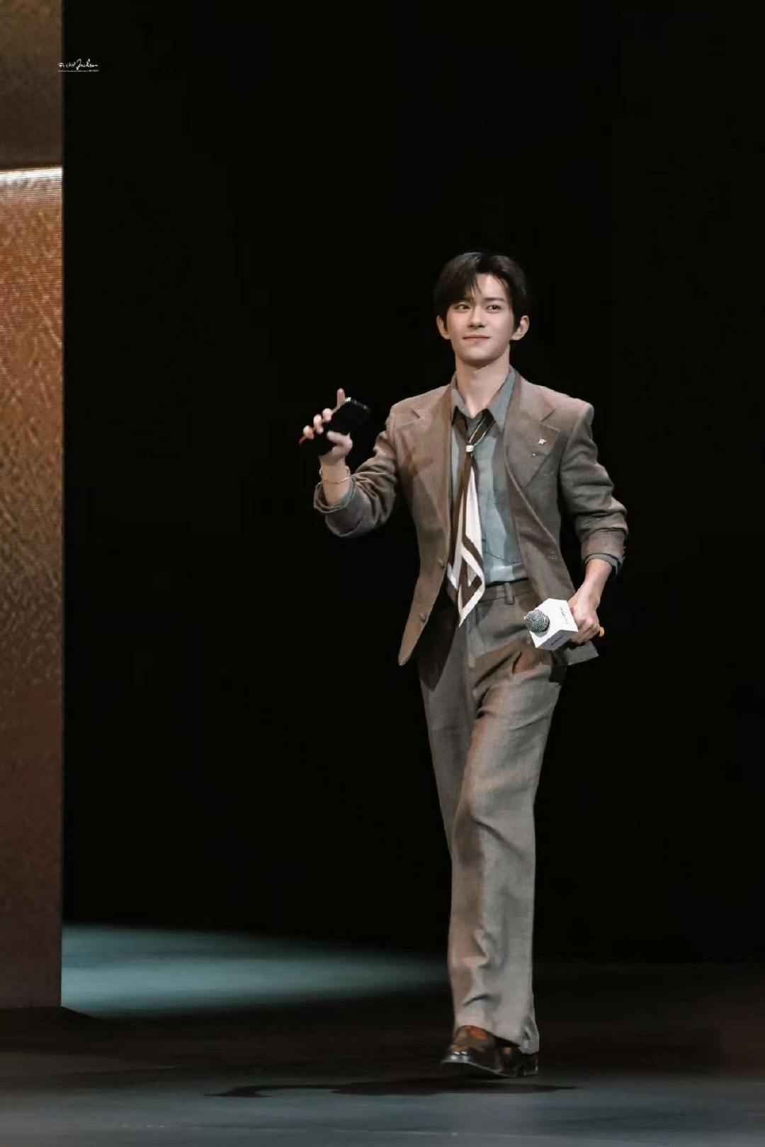 易烊千玺薄巧配色西装衬衫易烊千玺薄巧配色领带衬衫造型  哇今天的搭配好奇特帅成啥