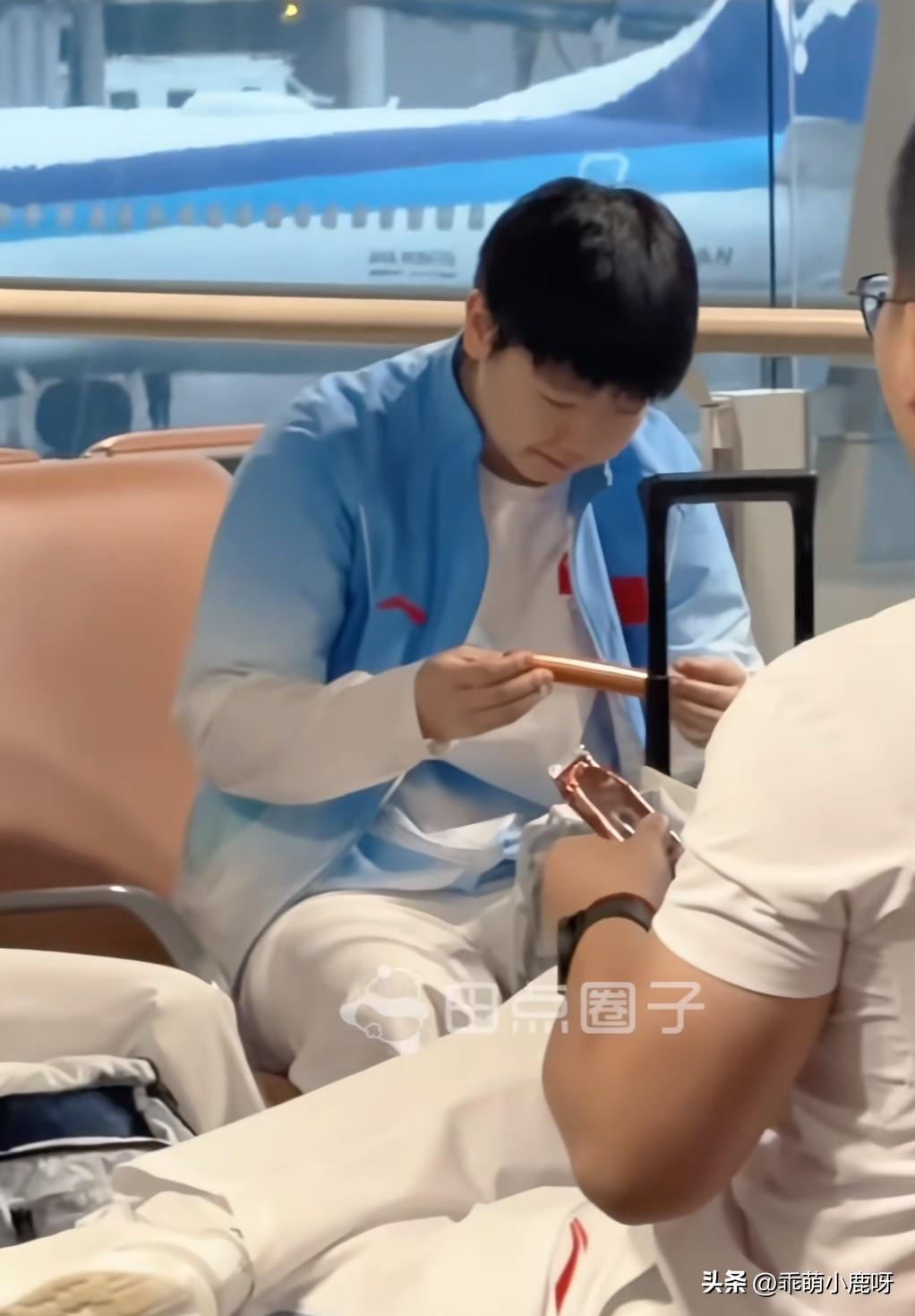 莎莎机场拧火腿肠，不知道最后吃上没！
莎莎：直接咬不行吧，这么多人拍着呢！
任姐