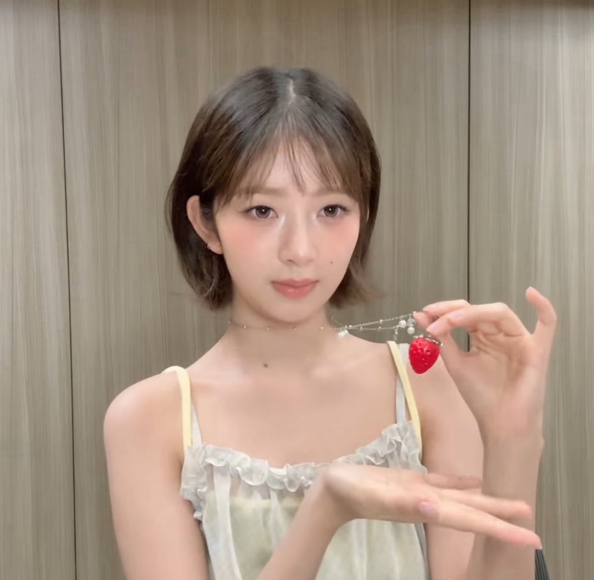 宝猪儿今日ootd也戴了很喜欢的草莓项链 