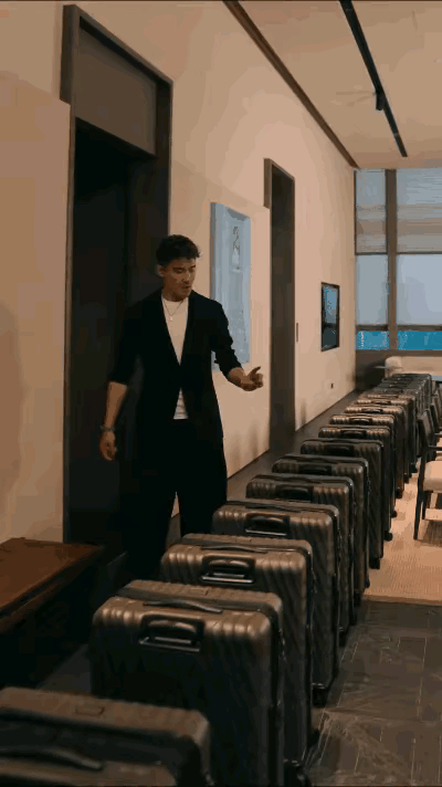知道的，就说是胡兵出国，带了十几个行李箱。

不知道的，还以为这个男的是卖行李箱