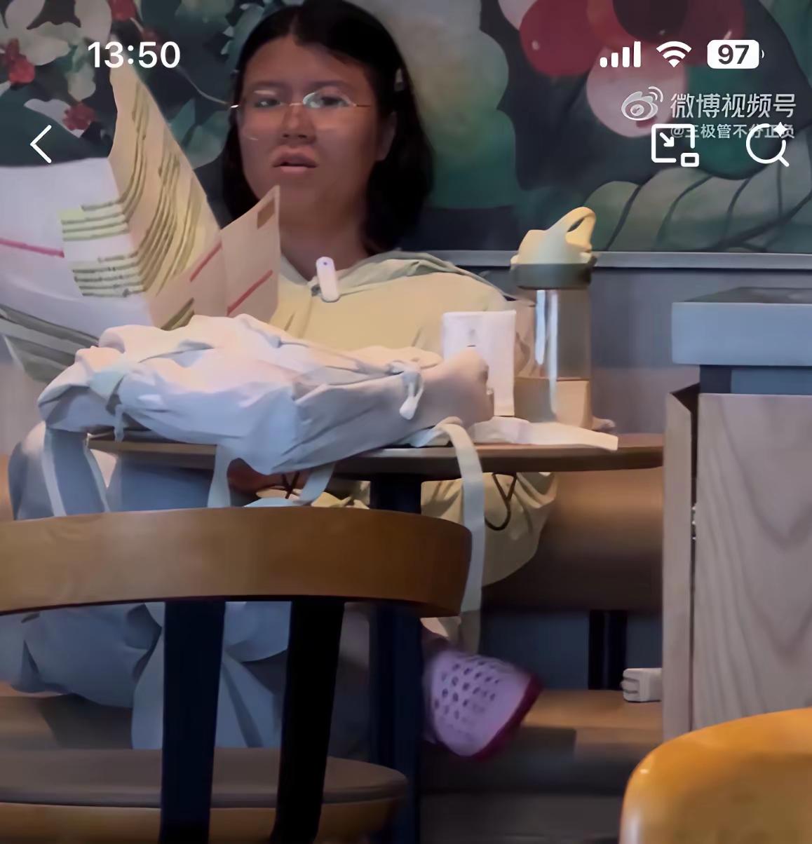 这样的人进入公务员体制才是悲哀，典型的精致利己主义，并且不知廉耻。
      