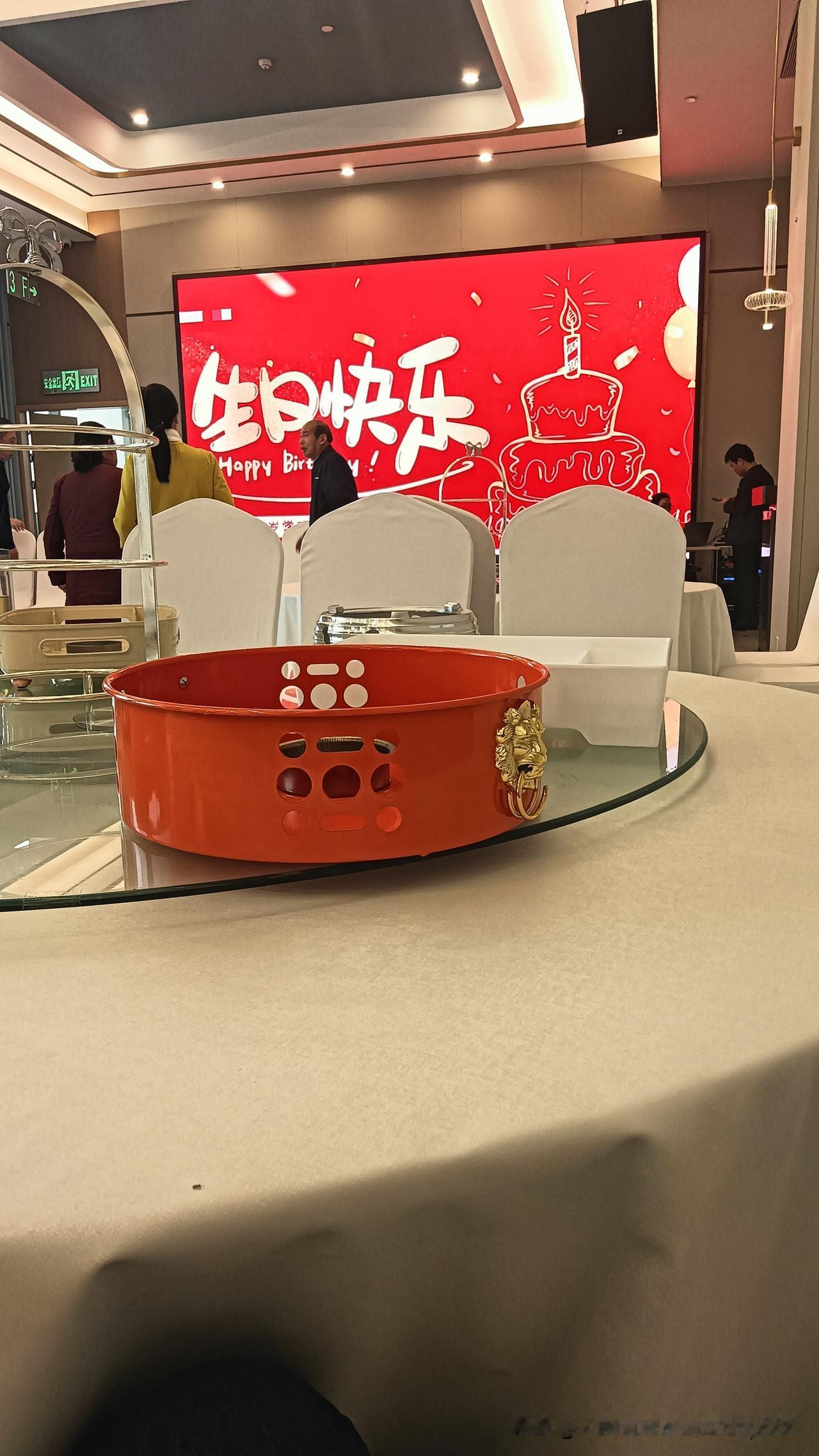 大哥生日，酒店出门，骄阳似火，等不到公交，步行回。说实话:

岁月真的不饶人啊，