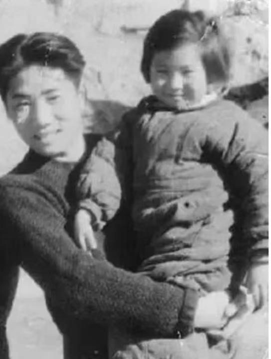 血脉自带羁绊！从未相见的兄妹，初见便亲昵相拥。
 
翻看1946年延安留存的珍贵