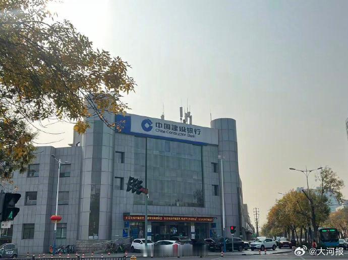 【律师自曝取款被银行盘问报警】据@大河报 ：11月5日，@周筱赟律师 发文讲述自