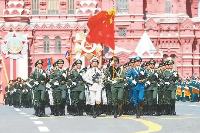 乌克兰为什么不敢红场“试手”？中国仪仗队在场，美国默默盯着，红场阅兵根本不是战争