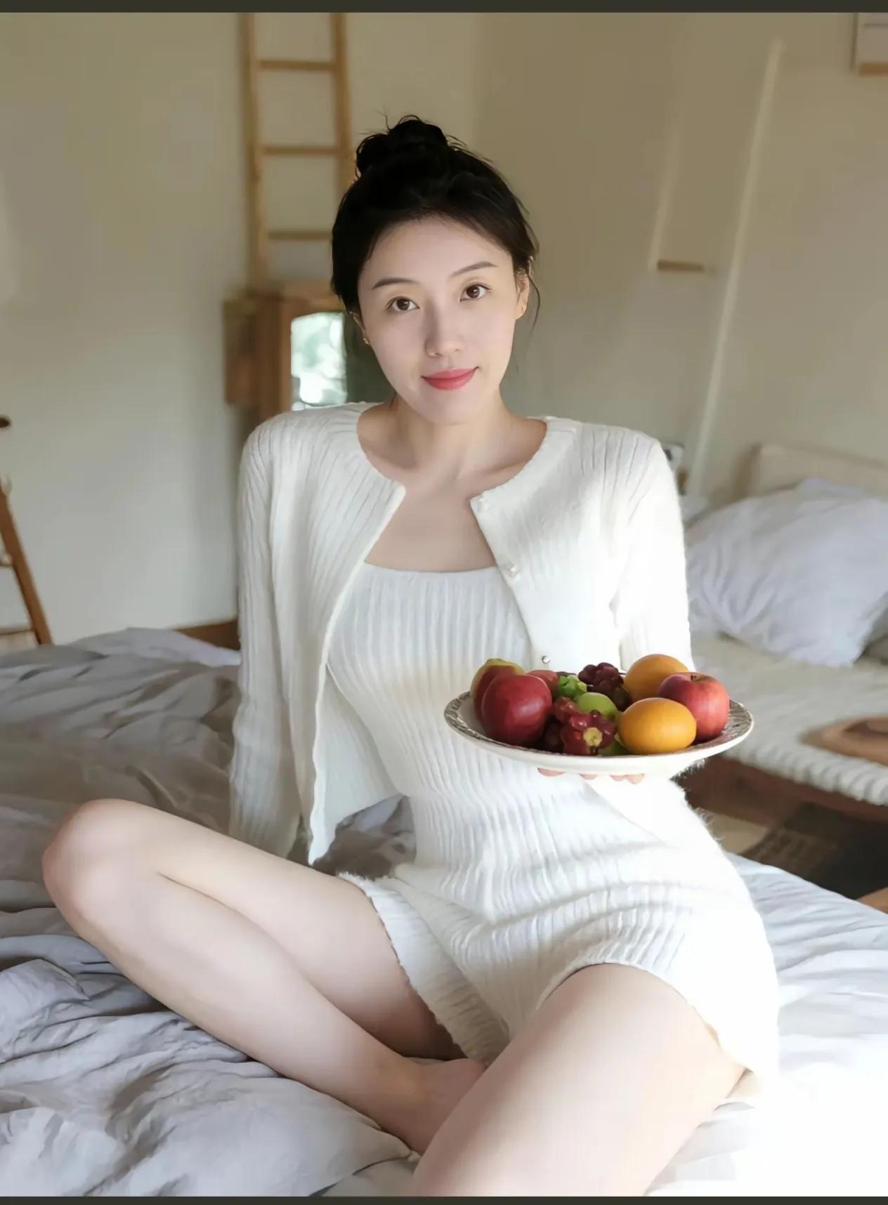 旅行民宿自拍，刚起床先吃点水果。住山间民宿 睡进风景里民宿 高雅气质美女