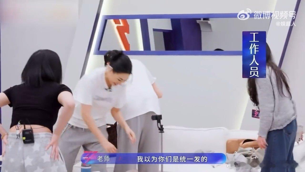 曾沛慈拿错王濛的包乘风2026万万没想到！曾沛慈居然拿错王濛的同款包包，一本正经