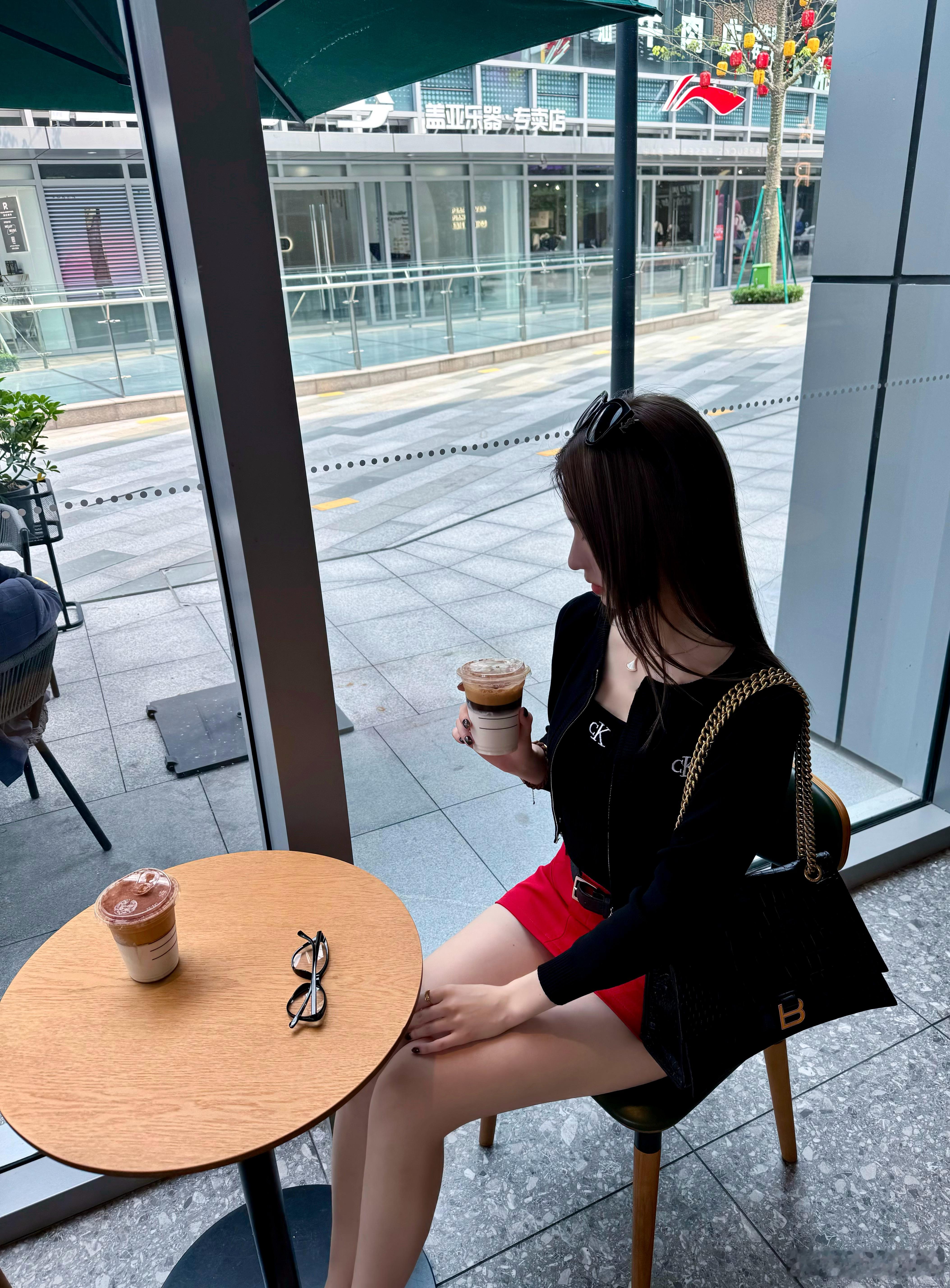 怎么不点赞 是不喜欢美女吗#记录生活##氛围感##174大美女##发色#  ​​