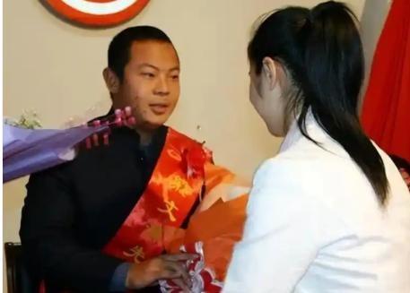 2006年江西车祸后，导游龚海燕昏迷半月醒来，第一句话就告诉母亲，将她从车里救出