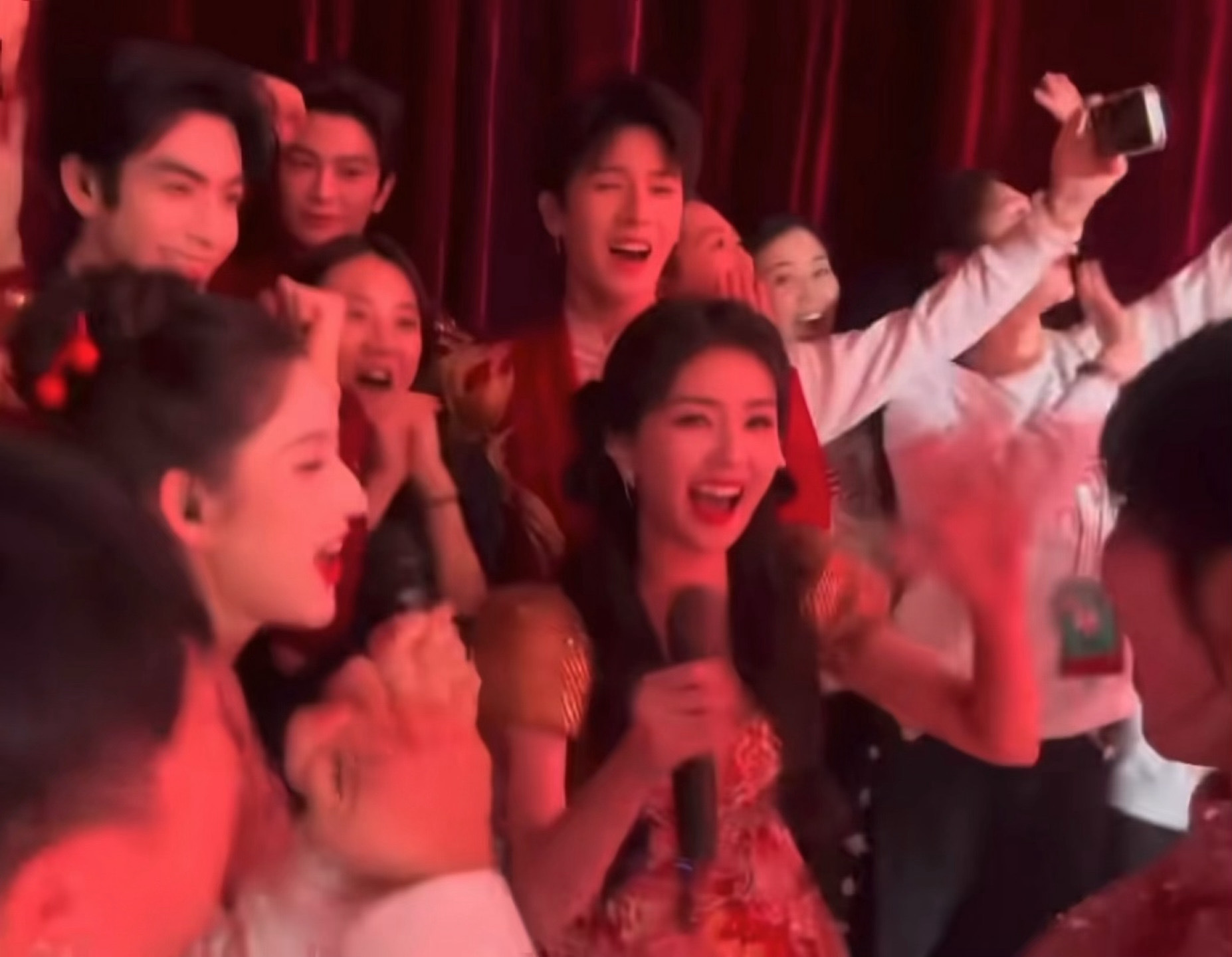 白鹿田曦薇 我要开始嗑你们俩了「人声鼎沸时我的眼睛会望向你」 