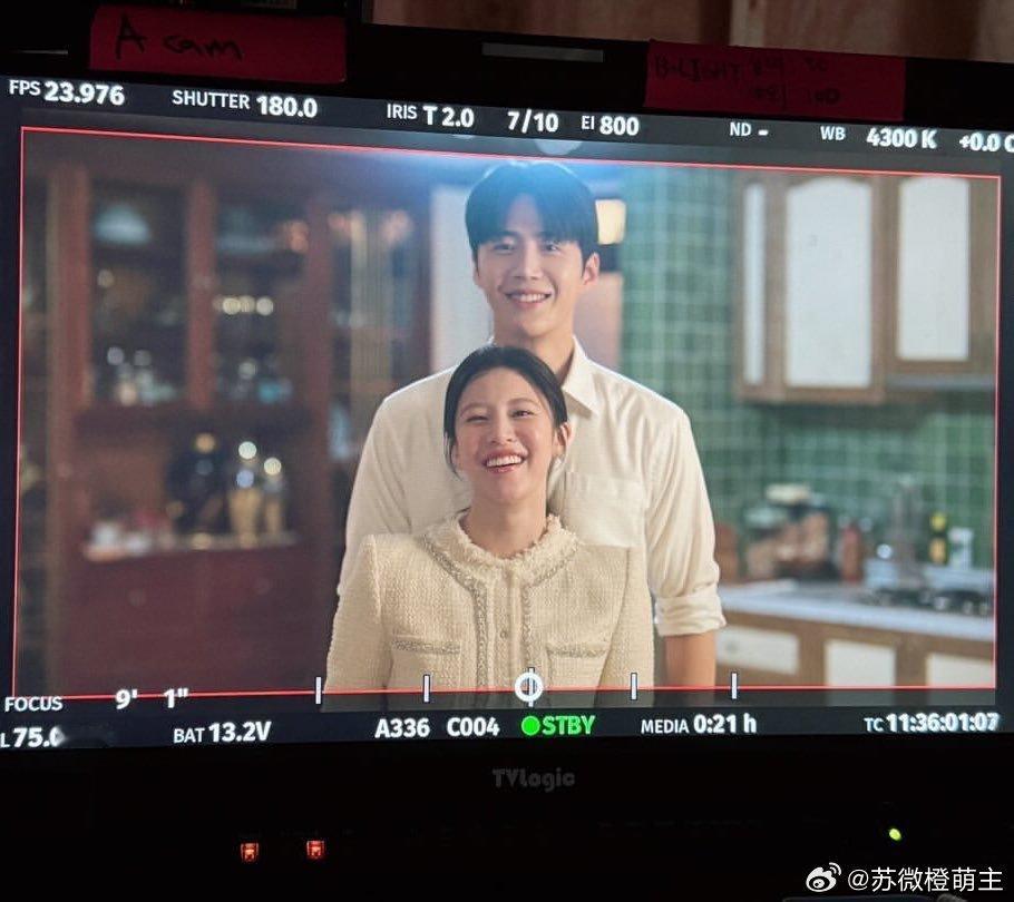 呜呜呜呜二位真的好甜啊！！！好爱这样在宣传期大大方方更新男主女主合照努力营业的c