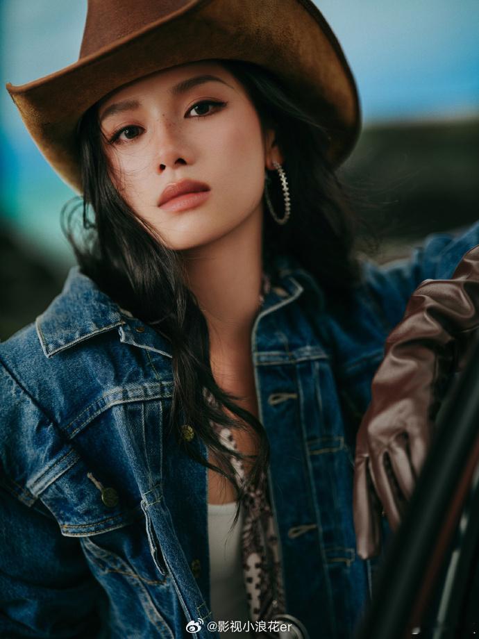 张婧仪镜头里，向上的生命力是奔跑的姿态，率真是不设防的眼神，自由是随风扬起的衣角