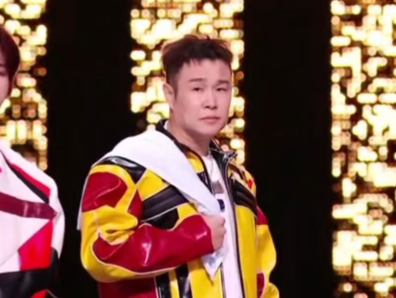 小沈阳爱的主打歌还是爱扭秧歌小沈阳这周是铠甲勇士别人舞台主打氛围感，小沈阳舞台主