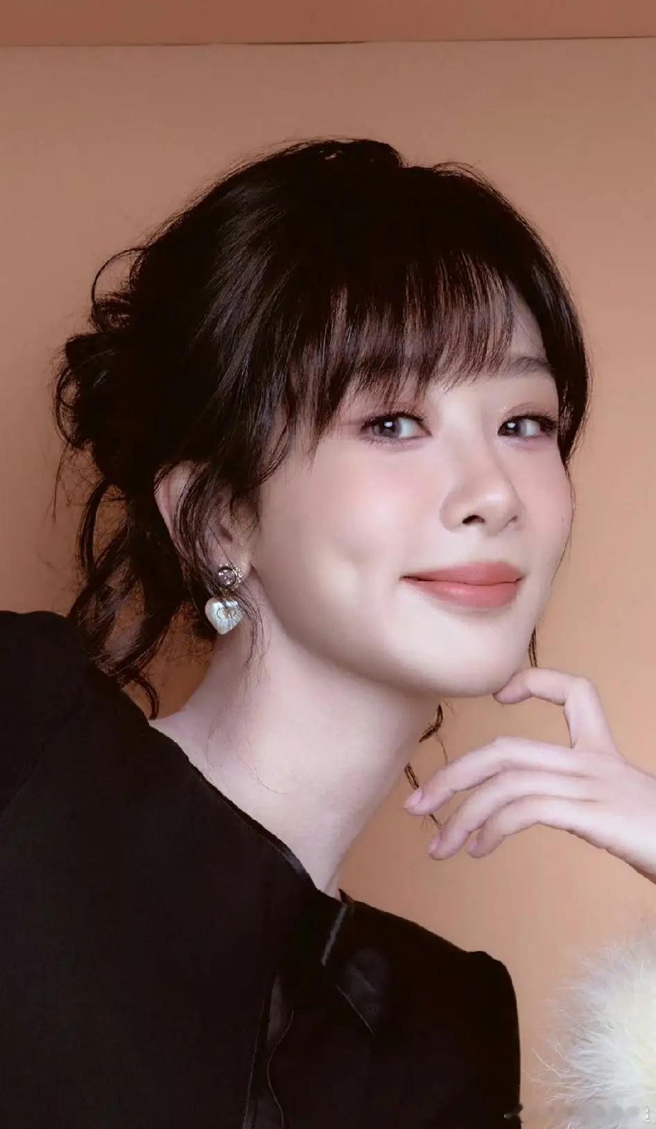 终于知道，为什么大家都说杨紫的演技，像流水线的操作了？原来就是因为，她一直在不停