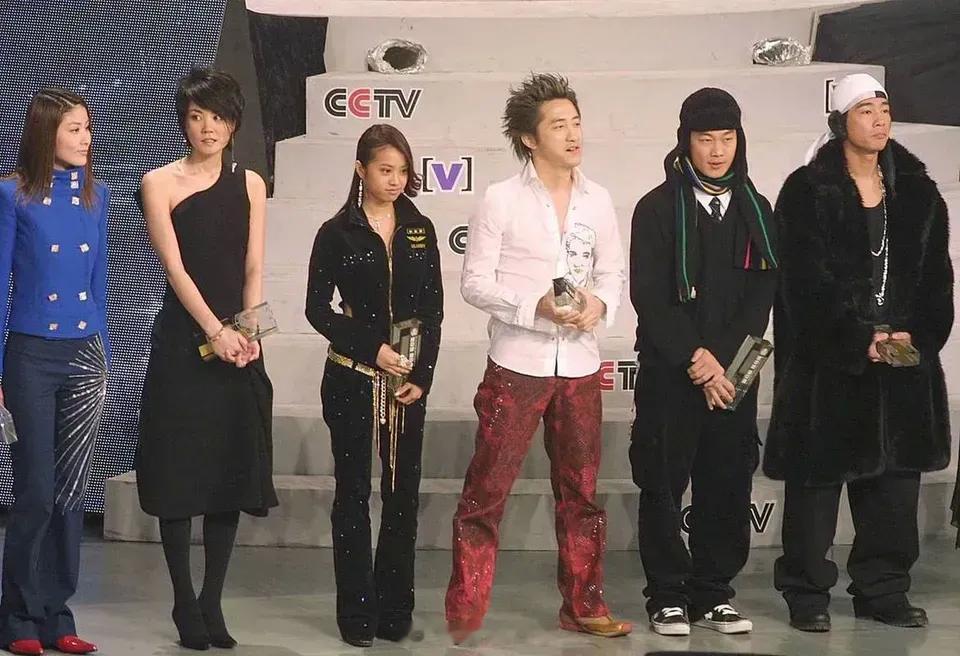 王菲年轻时颜值很高，蔡依林我以为是凤姐，图中六个人，大家都认识几个？[并不简单]