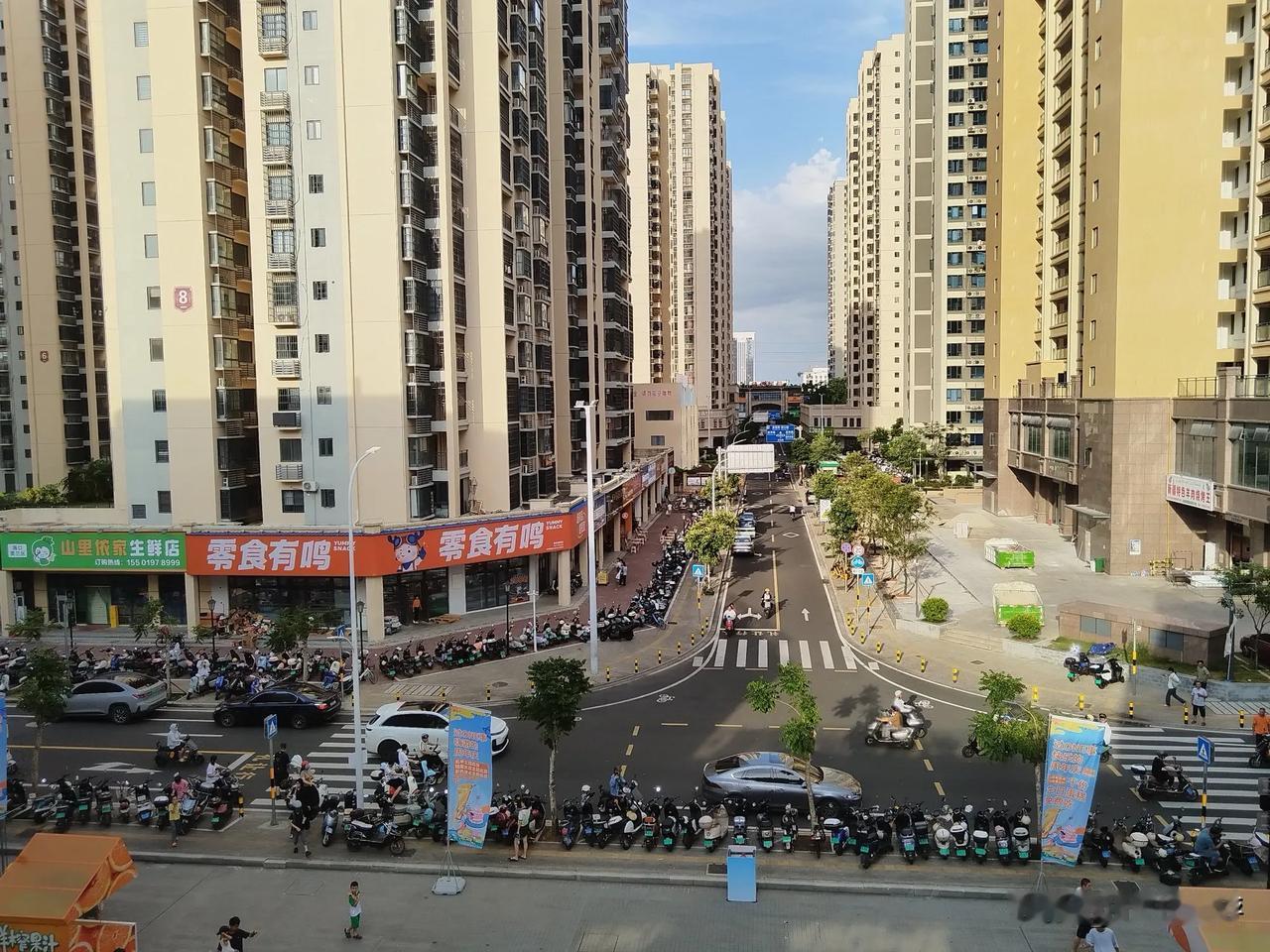 零食有鸡
不知道什么时候开始，海口市的各路段突然出现一批“零食有口鸟”的小自选超