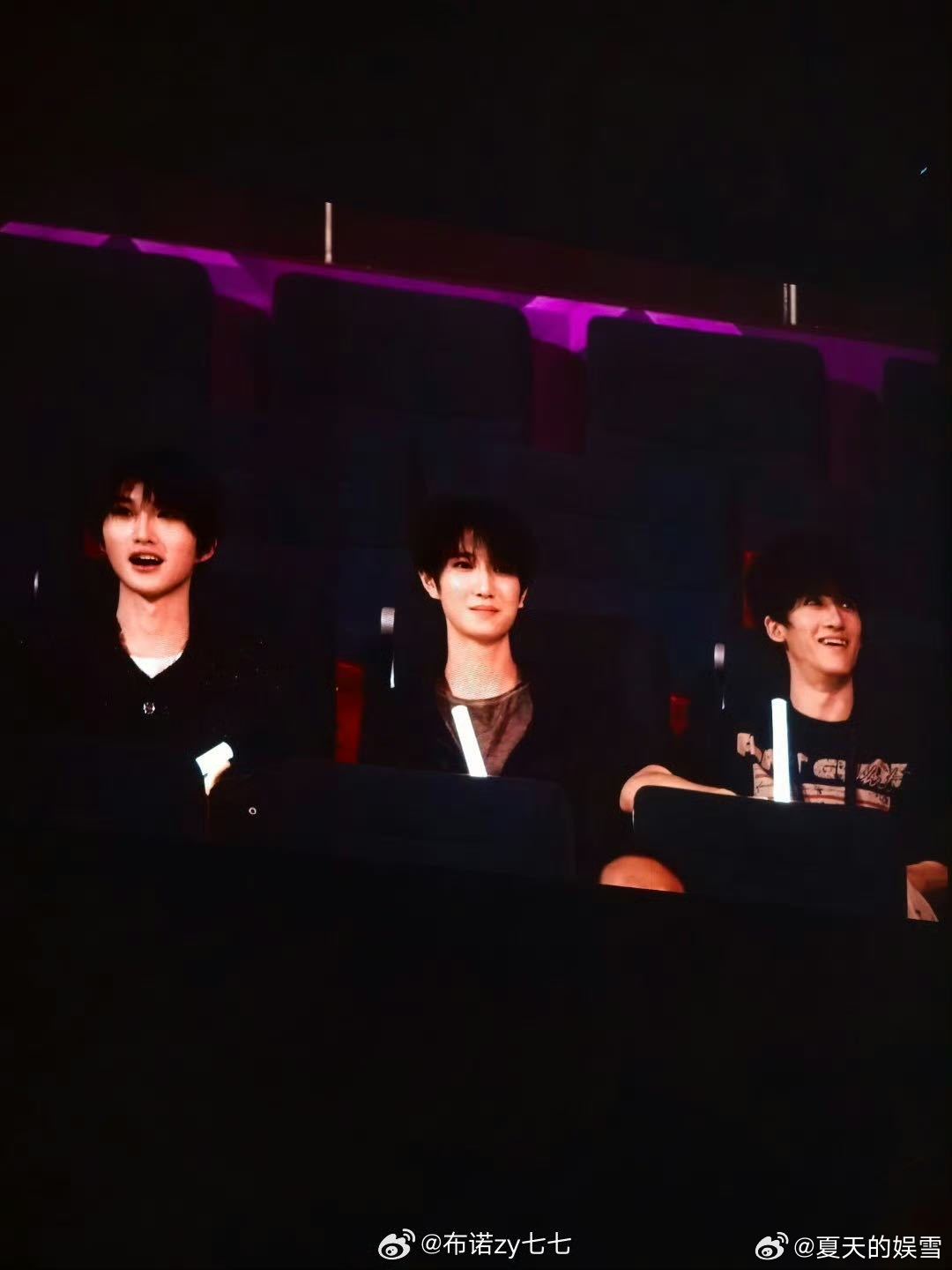 张远北京演唱会偶遇邓佳鑫黄朔童禹坤谁也没想到这场演唱会迎来特殊观众，邓佳鑫带着两