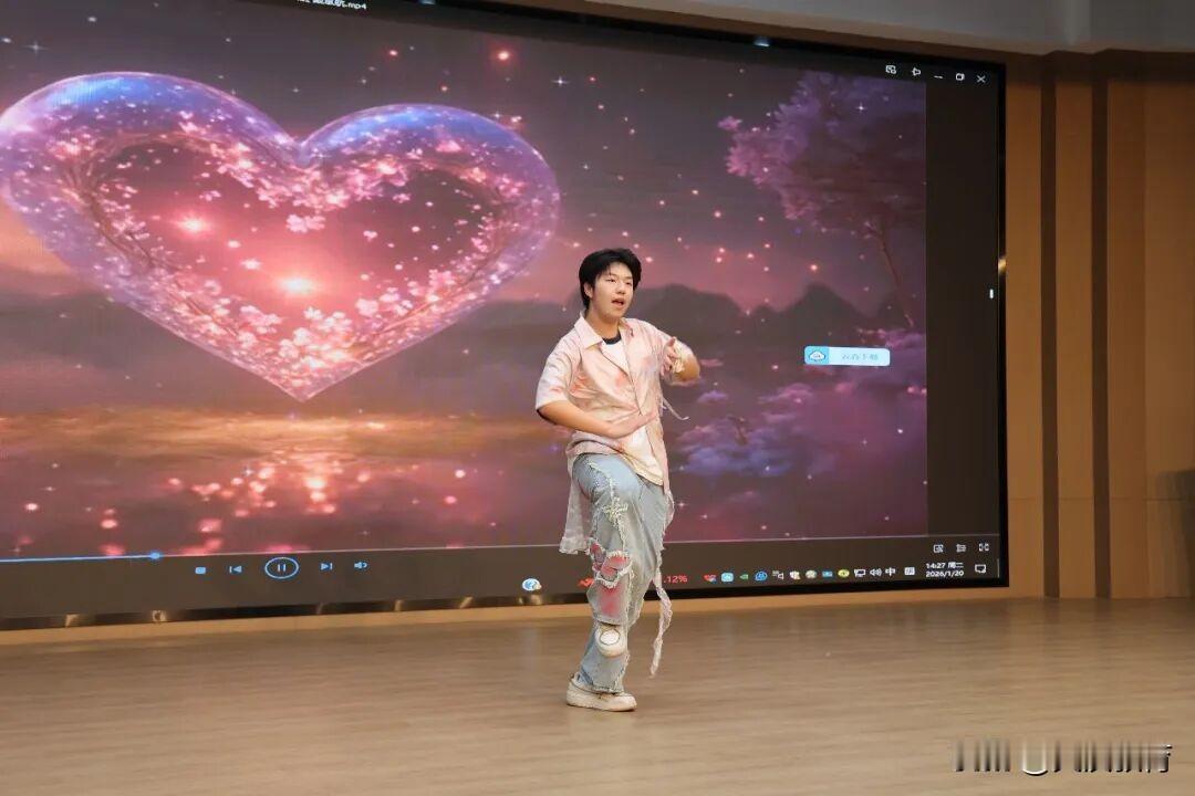 近日，汉台中学第二届舞蹈大赛在学术报告厅圆满落幕！经过初赛的激烈角逐，16组晋级