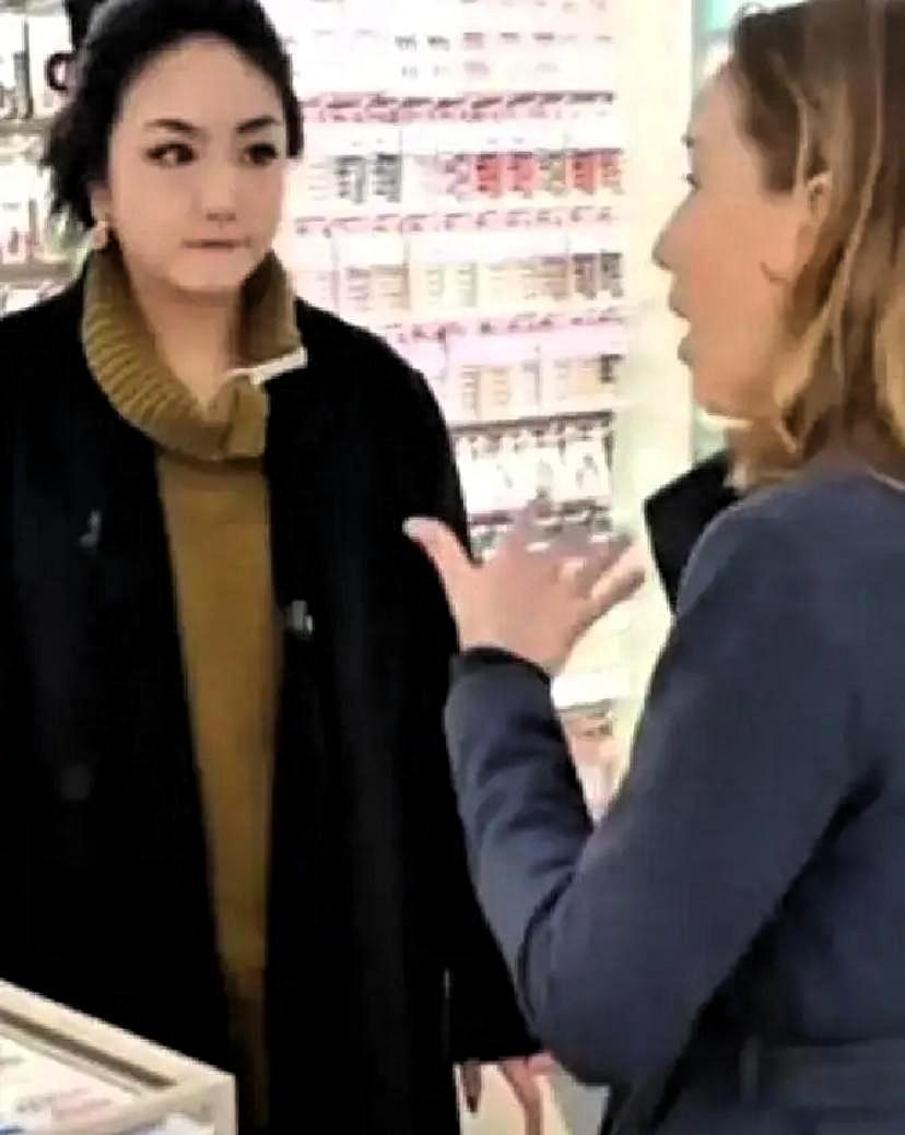 这回应绝了！

美国记者镜头几乎怼到脸上，气势汹汹抛出狠话：“我们要自建小商品城