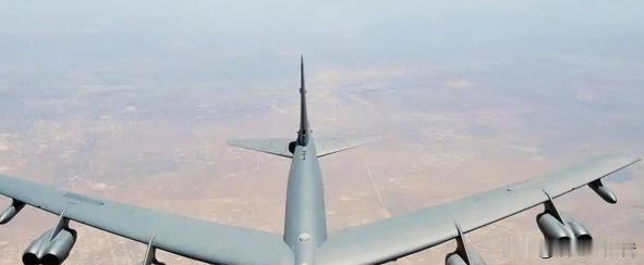 美国空军摔了架B-52，8个人没出来。坠机那地方焦了块橄榄球场大的地，连块大点的