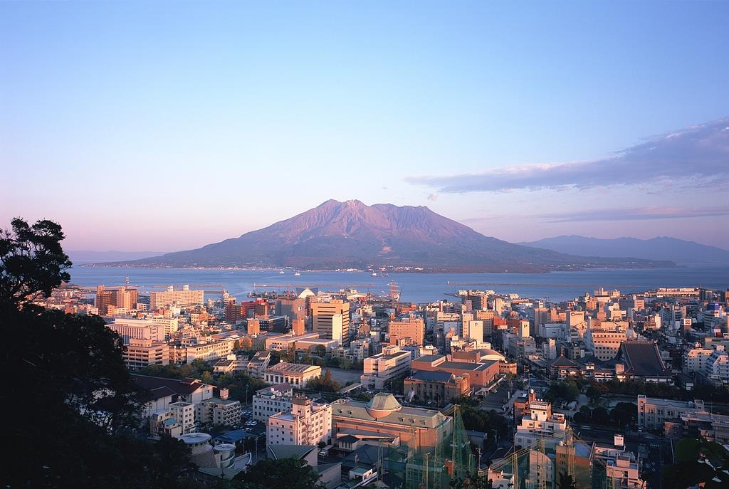 【#日本南部岛屿一周地震超490次#】 #日本官方辟谣强震将至# 日本西南部鹿儿